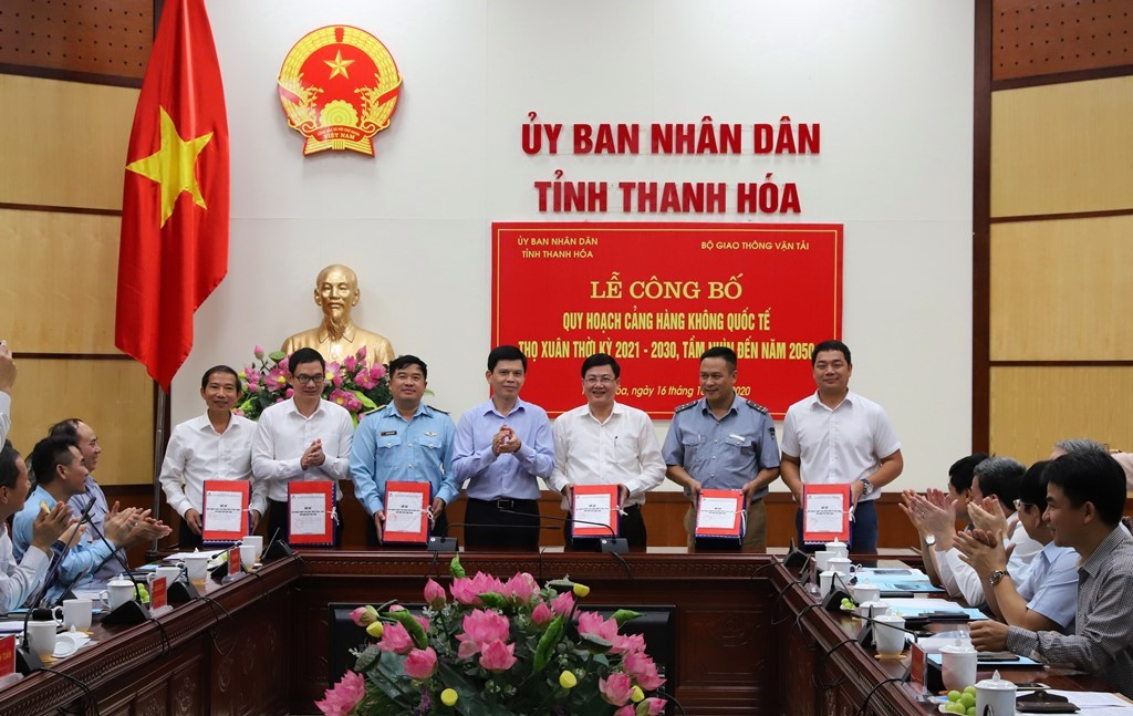 Thay mặt Bộ GTVT, Thứ trưởng Lê Anh Tuấn đã bàn giao hồ sơ quy hoạch Cảng Hàng không quốc tế Thọ Xuân cho UBND tỉnh Thanh Hóa