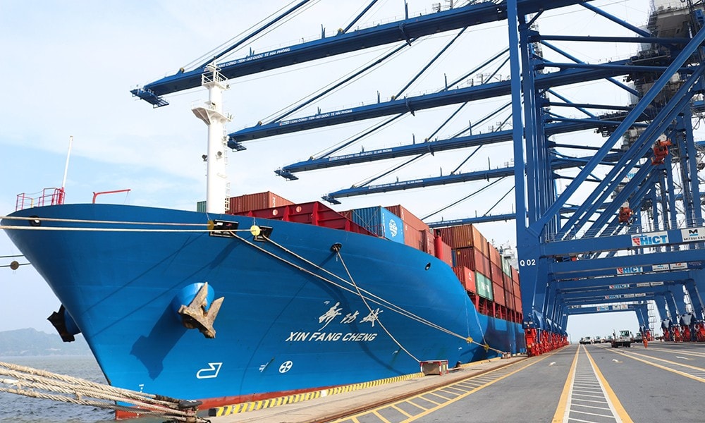 Tàu XIN FANG CHEN của hãng tàu Cosco có trọng tải 52,160 DWT với sức chở 4,200 TEU