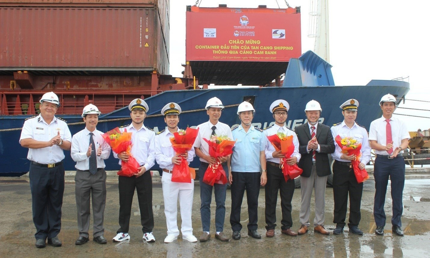Nghi thức đón chuyến tàu container đầu tiên của Tan Cang Shipping thông qua cảng Cam Ranh