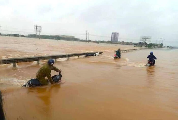 Quốc lộ 1A qua huyện Cẩm Xuyên, Hà Tĩnh vẫn bị ngập sâu khiến giao thông tê liệt