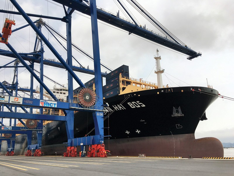 Cảng quốc tế Lạch Huyện đón tàu trên 10 vạn tấn vào ăn hàng đi bờ Tây nước Mỹ - Ảnh: Thanh Tân