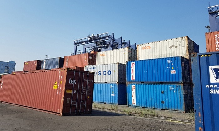Hàng nghìn container lốp xe cũ không có chủ đến nhận đang khiến cảng Nam Hải - Đình Vũ (Hải Phòng) phải tự bỏ 2 tỷ đồng/tháng để trả phí