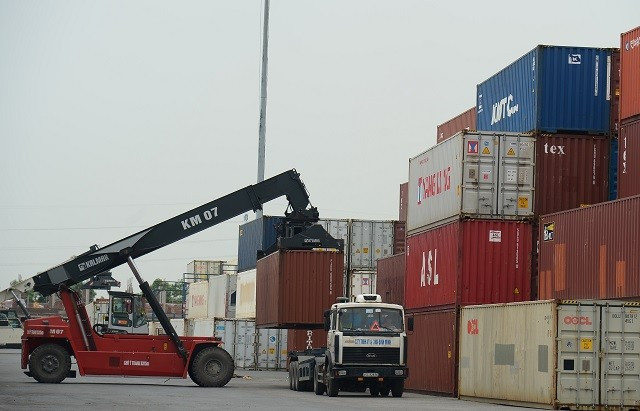 Bốc xếp hàng xuất khẩu tại cảng Hải Phòng - Ảnh: Công Hùng