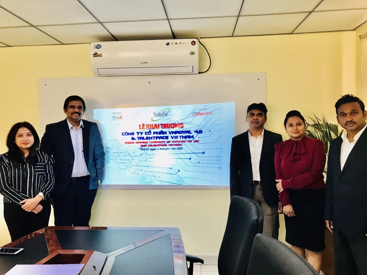 Ông Siva Kumitha (thứ 3, từ trái sang) và các thành viên của công ty Talentpace tại Ấn Độ cùng tham dự lễ khai trương