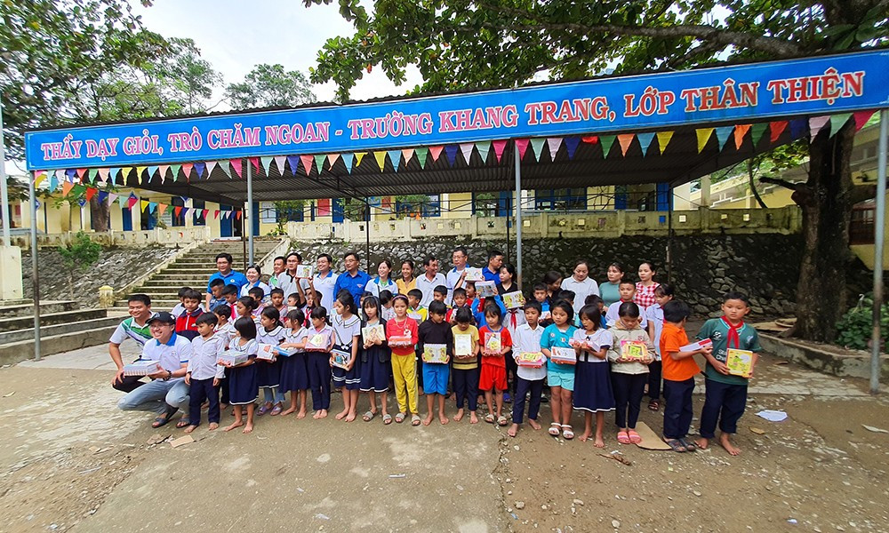 Đoàn công tác có mặt tại trường phổ thông Dân tộc bán trú tiểu học Cà Dy để trao quà cho nhà trường và các em học sinh