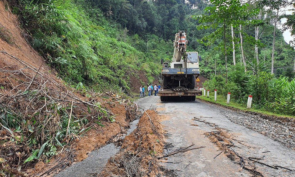 Trên hành trình đến UBND xã Chà Vàl, đoàn công tác đã gặp không ít khó khăn do đường bị đất đá sạt lở gây cản trở giao thông
