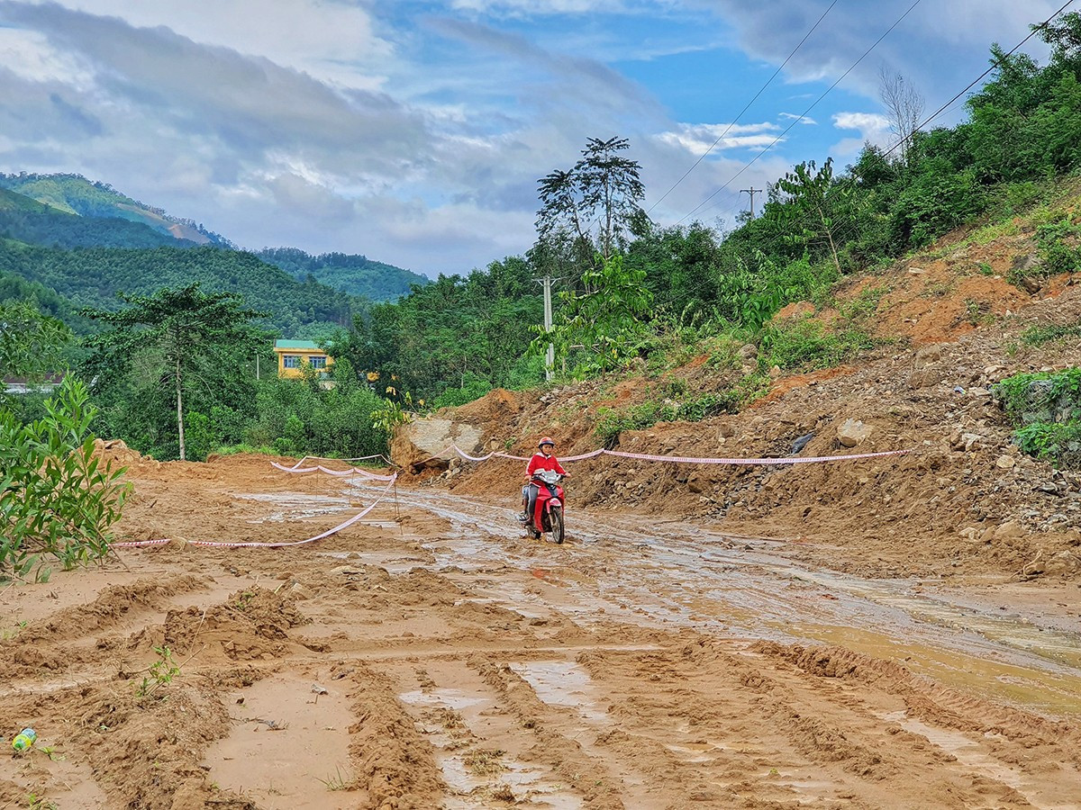Tuyến đường vào trung tâm hành chính xã Ba Giang, huyện Ba Tơ bị đất đá sạt lở, gây khó khăn cho bà con khi tham gia giao thông