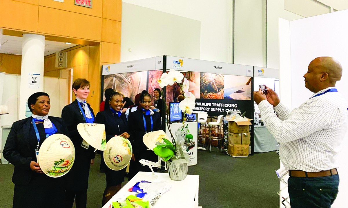 Hình ảnh Hiệp hội VLA trên chiếc nón lá tại Hội nghị FIATA world congress 2019 tại Cape Town, Nam Phi