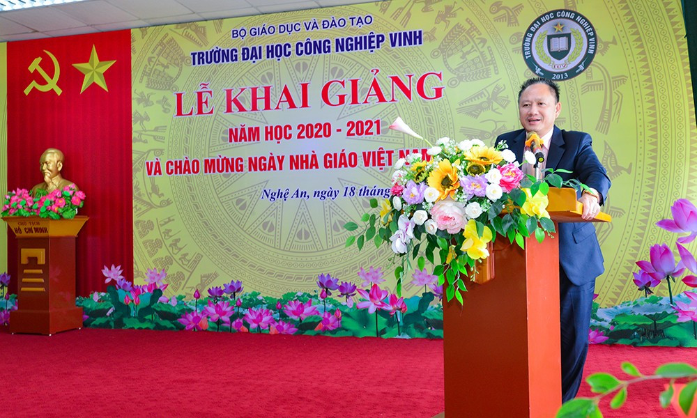 Tiến sĩ Lê Văn Hỷ, Phó Chủ tịch Hội đồng trường chúc mừng Lễ khai giảng năm học mới 2020 - 2021 và chúc mừng các thầy cô nhân Ngày Nhà giáo Việt Nam