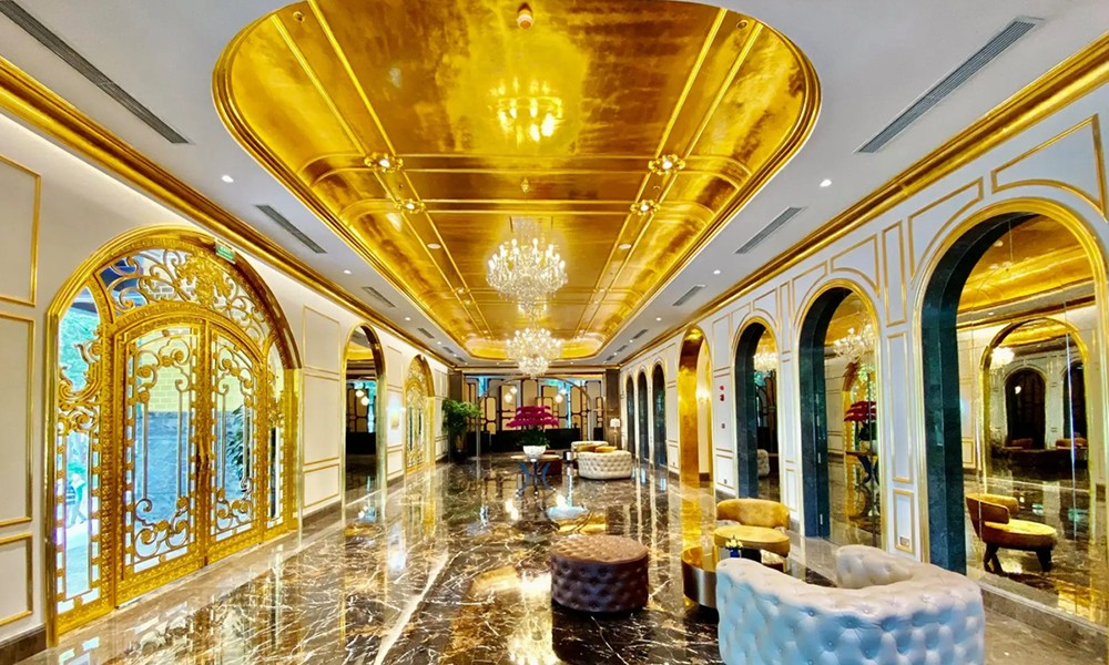Không gian sảnh khách sạn được dát vàng 24k