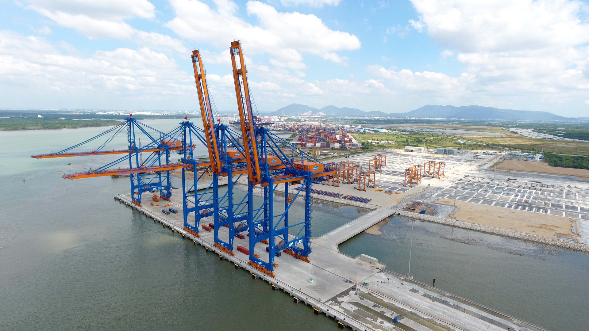 The last two RMQC cranes of Gemalink project are delivered to Gemadept - CMA CGM