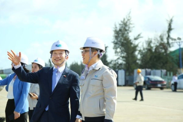 Tổng lãnh sự Hàn Quốc tại Đà Nẵng Ahn Min Sik thăm và chứng kiến quá trình đưa cẩu số 6 lên tàu