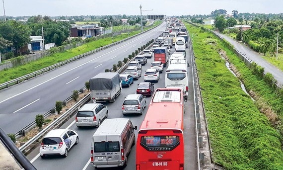 TP. HCM kết nối ĐBSCL chỉ mỗi cao tốc TP. HCM-Trung Lương dài 40km nhưng đã xuống cấp nghiêm trọng vì không có đơn vị quản lý.