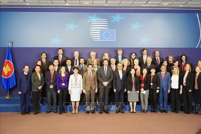 Các đại biểu chụp ảnh chung tại Hội nghị Các Quan chức cao cấp ASEAN-EU, ngày 11/02/2020, tại Brussels, Bỉ - Ảnh TTXVN phát