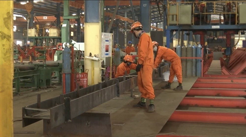 Công nhân sản xuất trong một nhà máy sản xuất hợp kim tại Quảng Ngãi