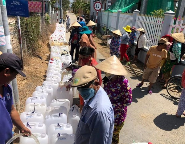 Người dân tỉnh Tiền Giang xếp hàng nhận nước ngọt trong mùa hạn, mặn năm 2020