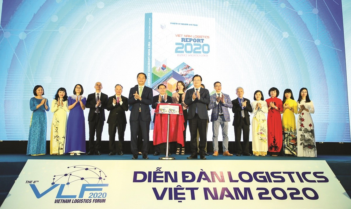 Phó Thủ tướng Trịnh Đình Dũng và Bộ trưởng Bộ Công Thương Trần Tuấn Anh công bố Báo cáo Logistics 2020 tại Diễn đàn Logistics Việt Nam 2020