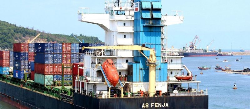 Tàu vận tải cở lớn cập cảng quốc tế Nghi Sơn