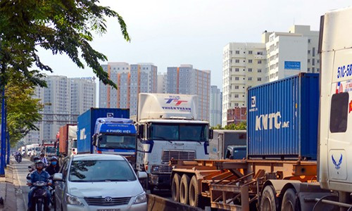 Xe container xếp hàng dài trên đường Đồng Văn Cống vào cảng Cát Lái, quận 2, TP. HCM