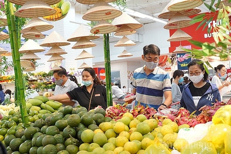 Người tiêu dùng mua sắm sản phẩm trái cây tại siêu thị Big C Thăng Long (Hà Nội)