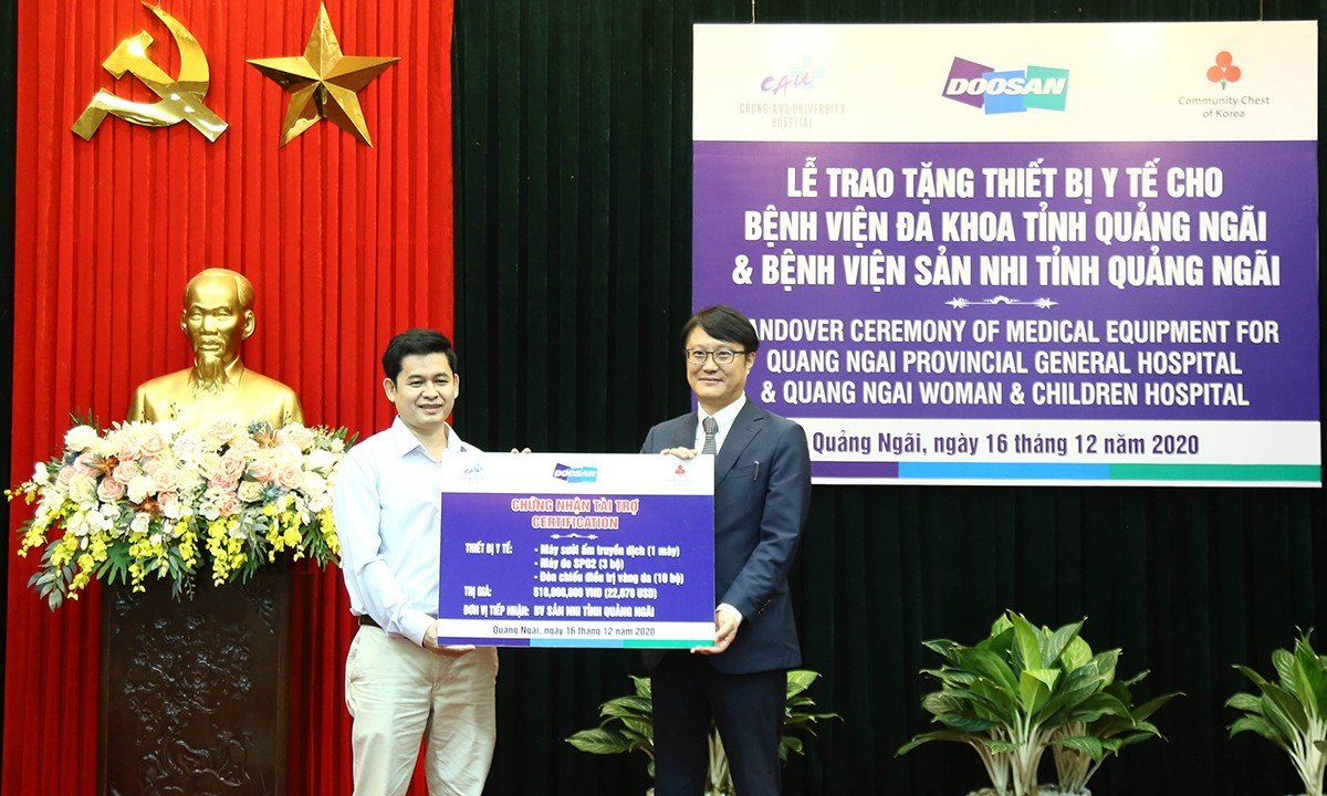 Bệnh viện Sản Nhi tỉnh Quảng Ngãi được trao tặng 01 tủ làm ấm máu và dịch truyền, 3 bộ máy đo SP02 và 10 bộ đèn chiếu điều trị vàng da trị giá 510 triệu đồng