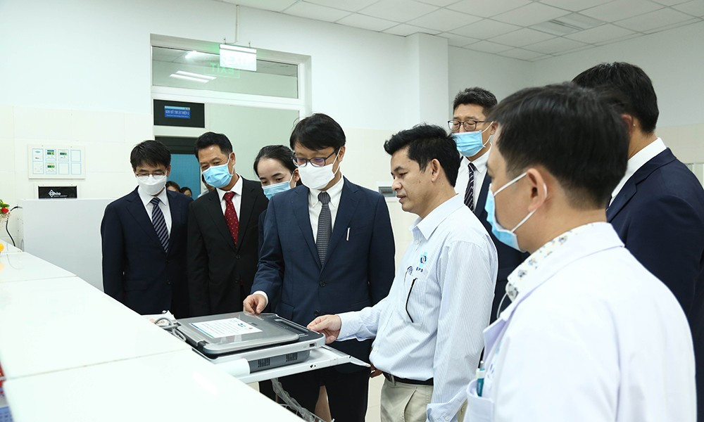 Kiểm tra các thiết bị y tế được trao tặng tại Bệnh viện Sản Nhi tỉnh Quảng Ngãi