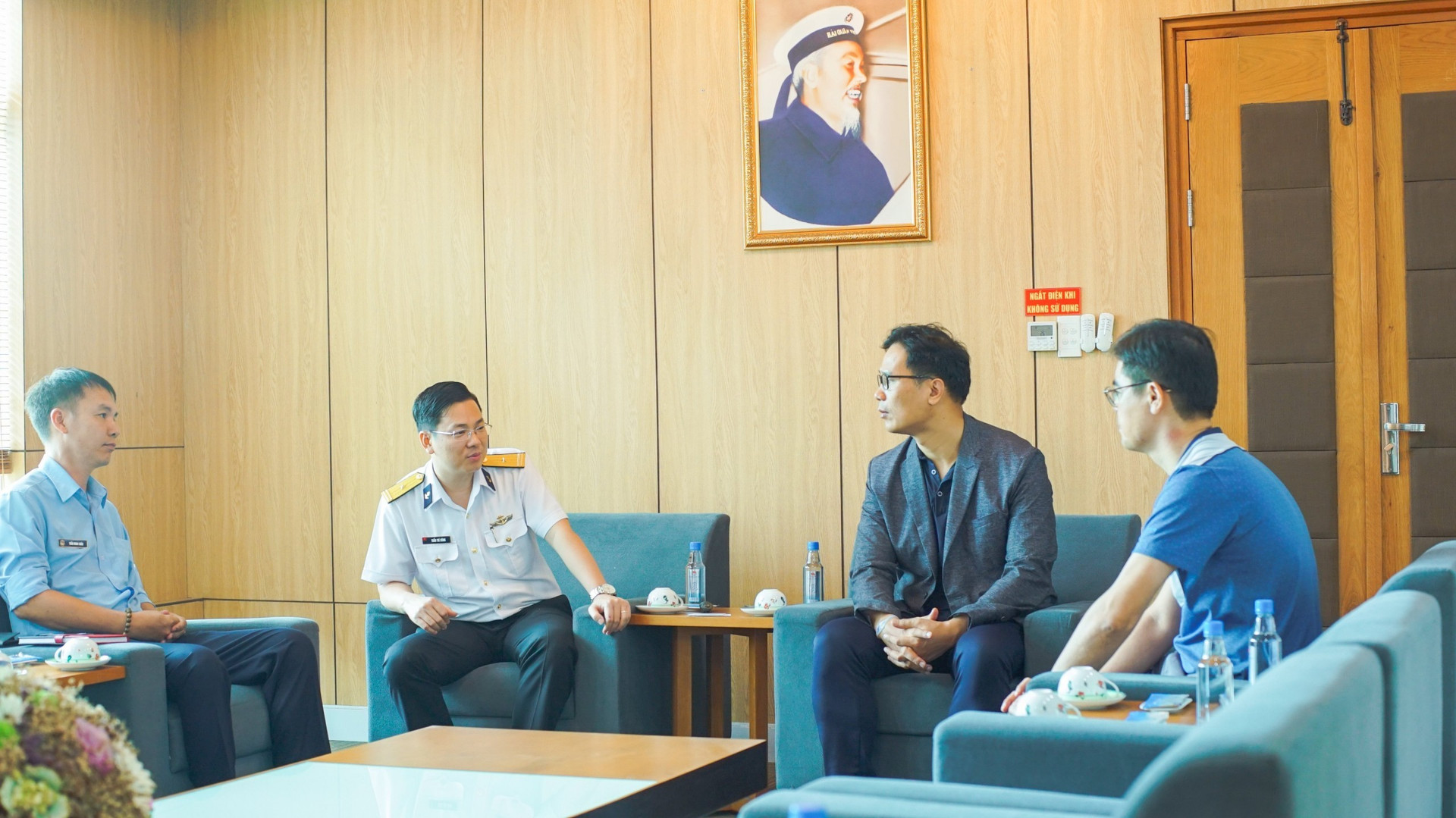 Thiếu tá Trần Trí Dũng, Giám đốc ICD Tân Cảng Sóng Thần làm việc cùng đại diện Tập đoàn KOLON (Hàn Quốc)