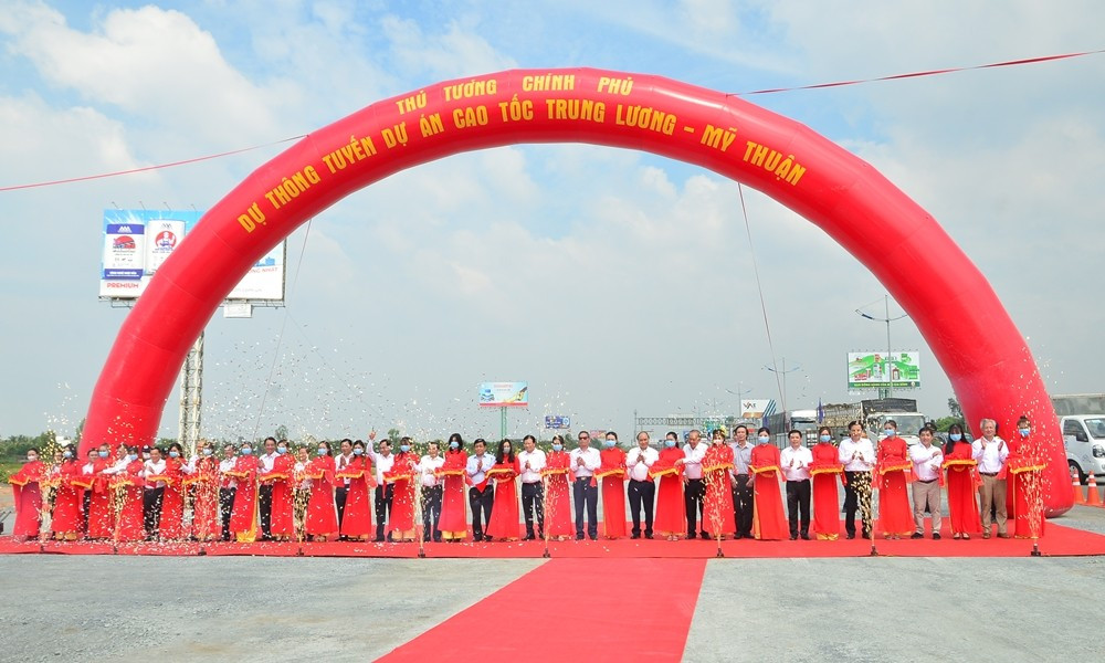 Thủ tướng Chính phủ Nguyễn Xuân Phúc cùng các đại biểu cắt băng thông tuyến cao tốc Trung Lương - Mỹ Thuận (Ảnh: Phó Bá Cường)