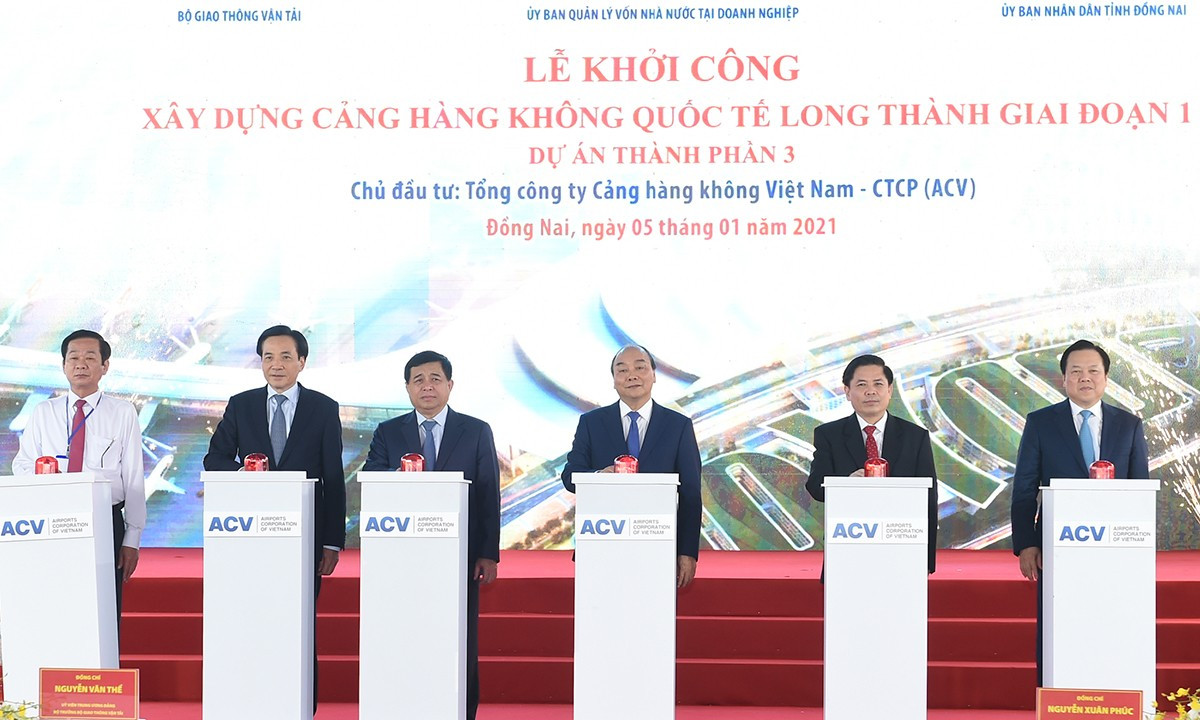 Thủ tướng Nguyễn Xuân Phúc và các đại biểu thực hiện nghi thức khởi công (Ảnh: VGP)