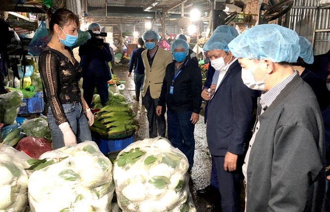 Đoàn kiểm tra liên ngành của Sở NN&PTNT Hà Nội kiểm tra nguồn gốc nông sản tại chợ đầu mối Minh Khai (quận Bắc Từ Liêm) - Ảnh: Hương Giang