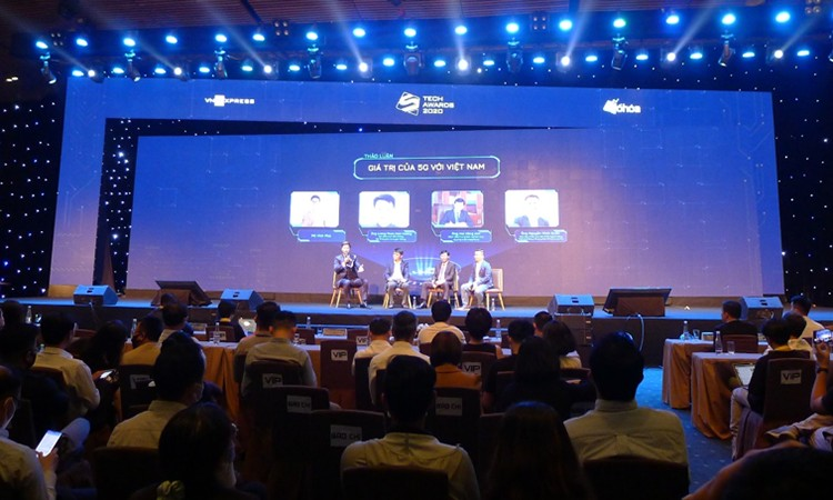 Các diễn giả thảo luận về cơ hội, thách thức của 5G trong kỷ nguyên kết nối mới tại Diễn đàn “Công nghệ Việt trong kỷ nguyên kết nối mới”