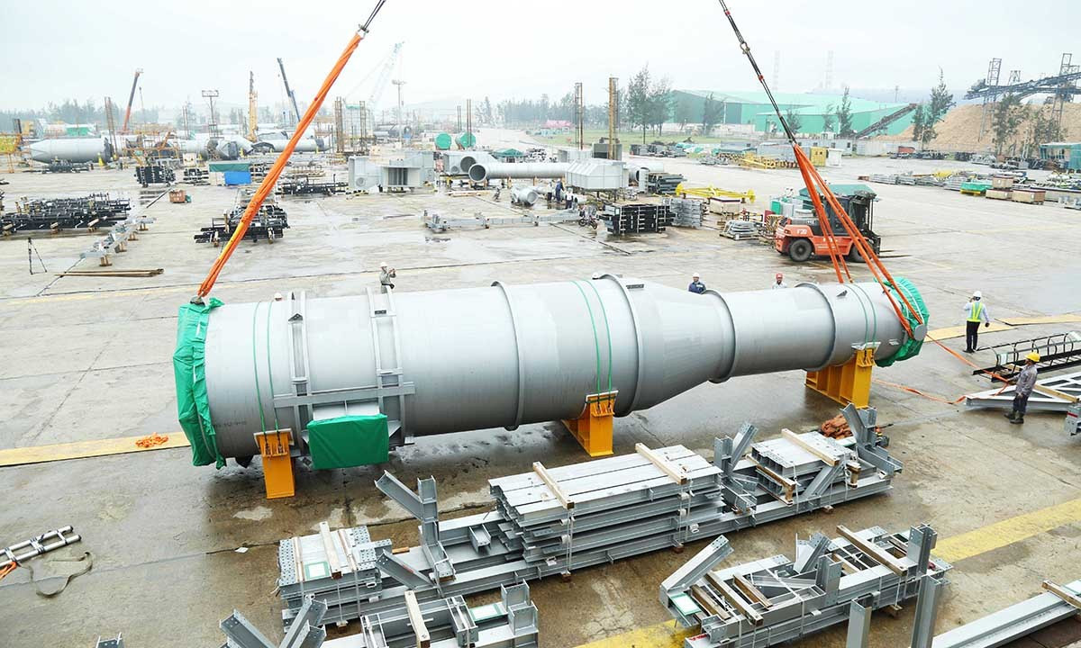 Các thành phần cấu thành thiết bị đốt nóng nhiên liệu thô trong quá trình chế biến các sản phẩm hóa dầu đang được vận chuyển từ nhà máy ra cảng chuyên dụng của Doosan Vina để đưa lên tàu và xuất khẩu sang Nhà máy lọc dầu Sriracha, Thái Lan. Mô-đun lớn nhất nặng 206 tấn