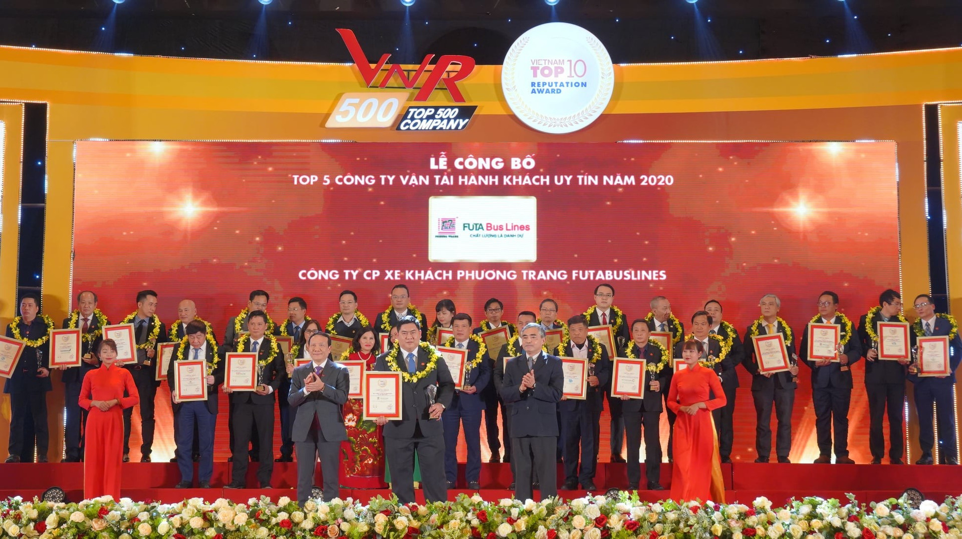 Ông Đặng Thanh Măng - Giám đốc Điều hành của Phương Trang - FUTA Bus Lines nhận chứng nhận danh hiệu Top 5 công ty vận tải hành khách uy tín năm 2020