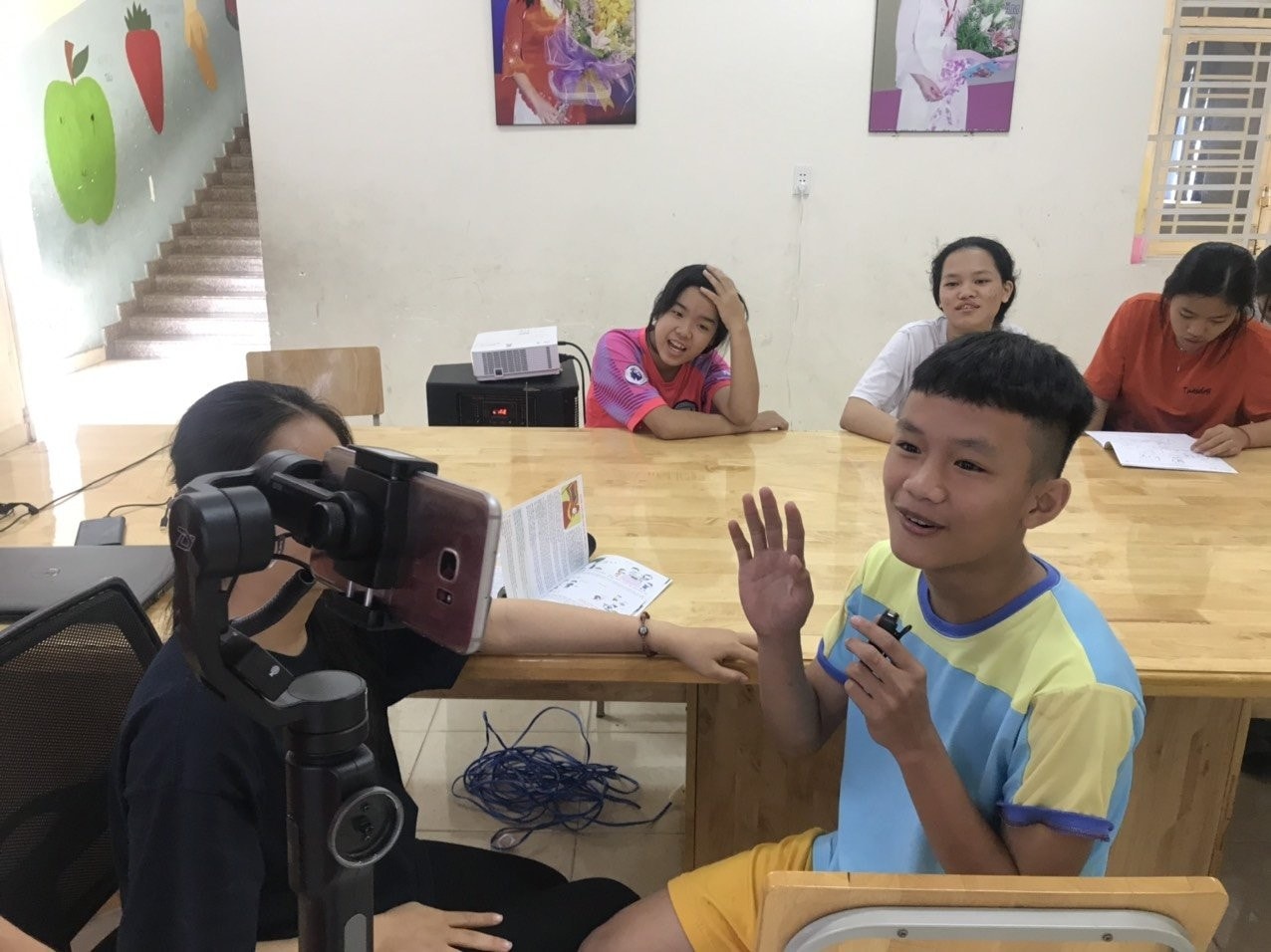 The children introduce themselves in English at the meeting