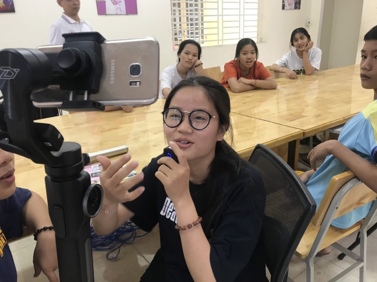 Huynh Tieu Yen, 16-year old girl is introducing herself in English