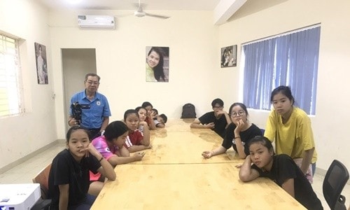 Children at the Que Huong Charity Center participate in the online meeting (Vietnam point)