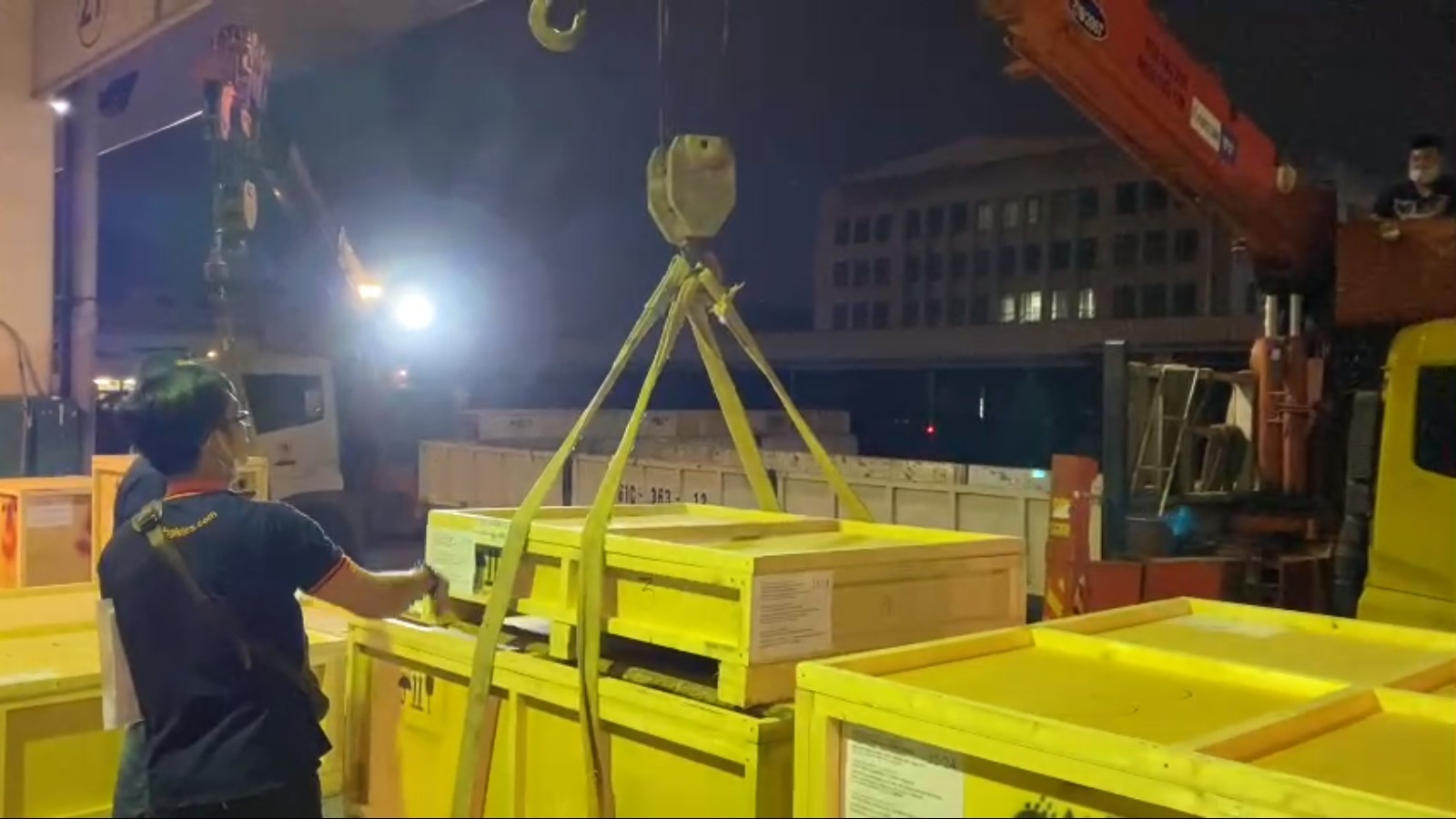 CMU Logistics đang xếp dỡ, vận chuyển lô hàng siêu trường siêu trọng nặng 11 tấn được vận chuyển bằng đường hàng không.  
