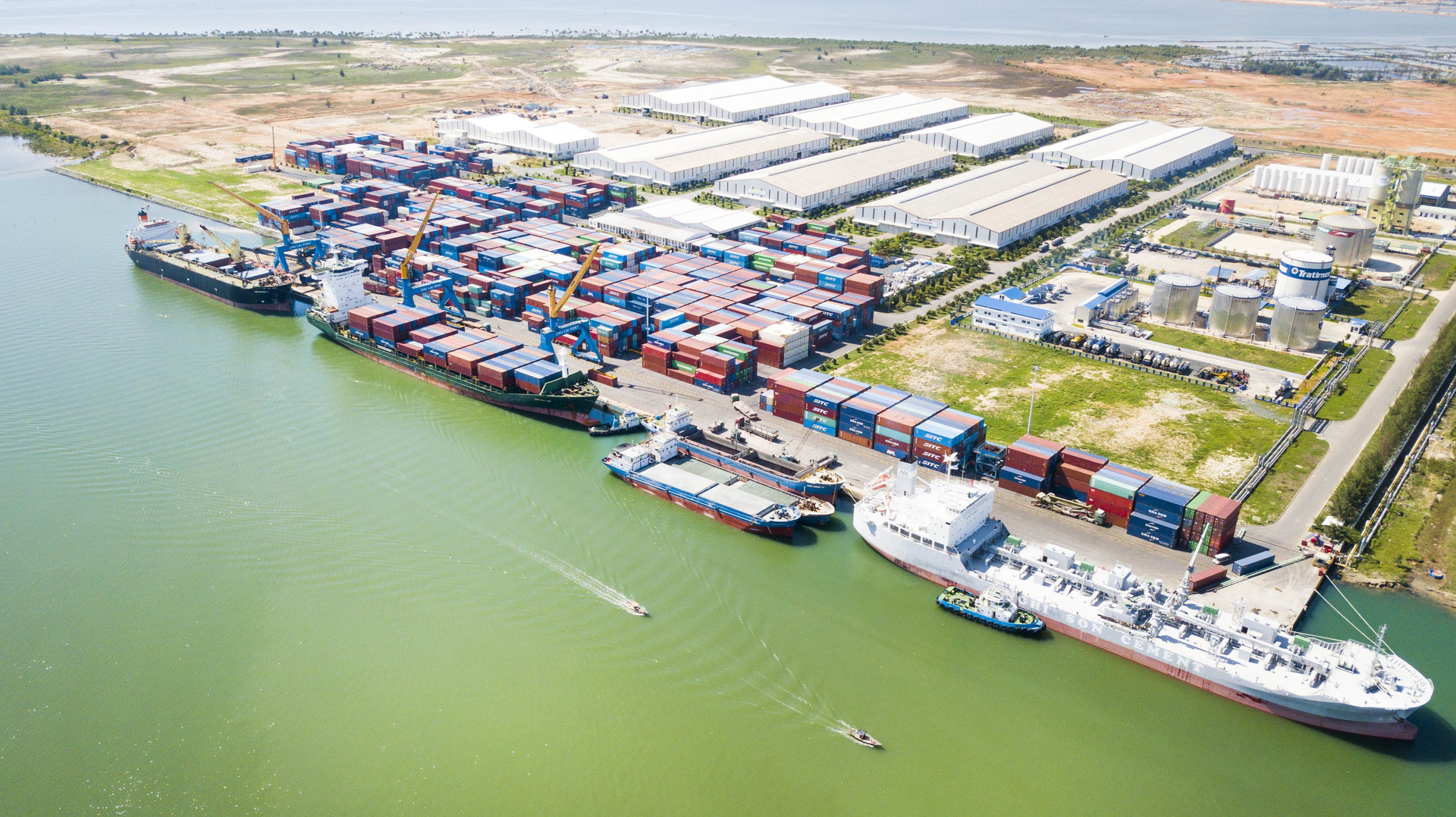  Cảng Chu Lai có vị trí địa lý thuận lợi, kết nối với các khu vực công nghiệp và các vùng, miền
