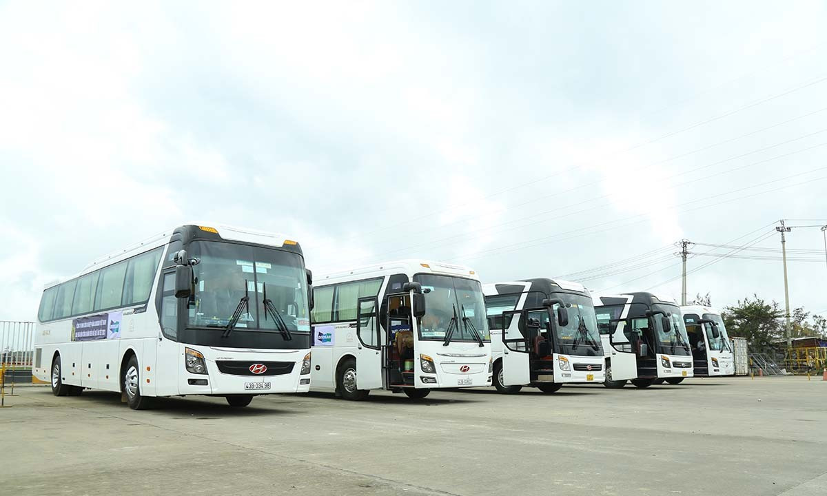 Năm nay, Doosan Vina hỗ trợ đoàn xe gồm 6 xe bus loại 45 và một xe 16 chỗ chất lượng cao để đưa đón đưa đón công nhân viên cùng người thân về quê vui Xuân đón Tết