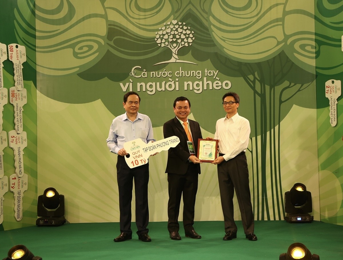 ӆ Chủ tịch Ủy ban Trung ương Mặt trận Tổ quốc Việt Nam Trần Thanh Mẫn và Phó Thủ tướng Chính phủ Vũ Đức Đam đại diện nhận phần đóng góp 10 tỷ đồng cho chương trình “Cả nước chung tay vì người nghèo năm 2020” từ FUTA Group