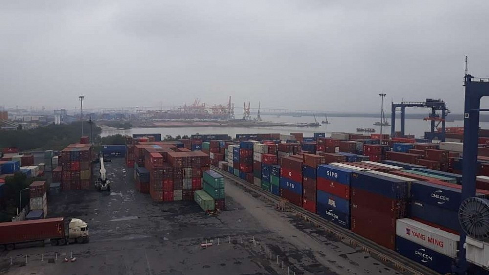 Hàng hóa xuất nhập khẩu tại khu vực cảng Hải Phòng - Ảnh: T.Bình