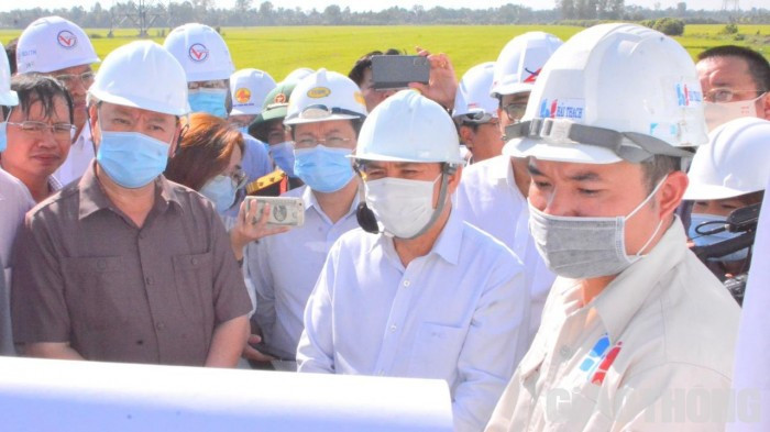 Nhà thầu Dự án cao tốc Mỹ Thuận-Cần Thơ báo cáo tiến độ dự án với Bộ trưởng Nguyễn Văn Thể (giữa)