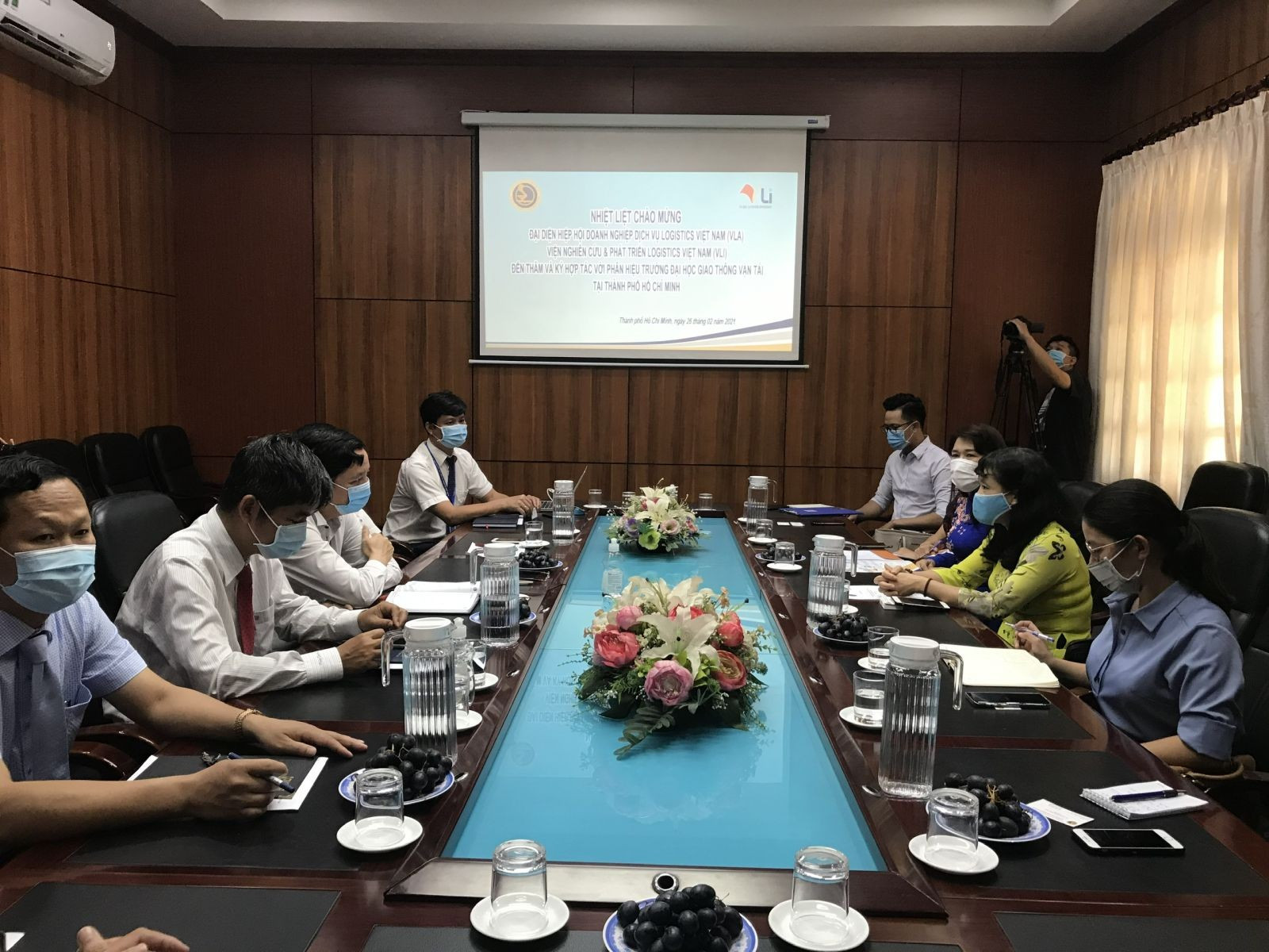 PGS.TS Nguyễn Văn Hùng - Phó Hiệu trưởng  trao đổi với đoàn của Viện VLI trước Lễ ký thỏa thuận hợp tác
