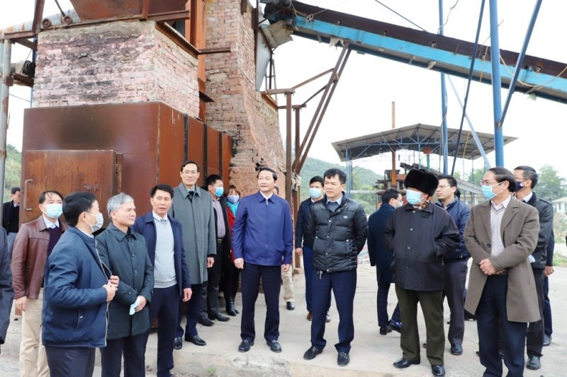 Chủ tịch UBND tỉnh Đỗ Minh Tuấn đi kiểm tra thực địa dự án  Nhà máy đốt rác thải sinh hoạt phát điện tại phường Đông Sơn, thị xã Bỉm Sơn.