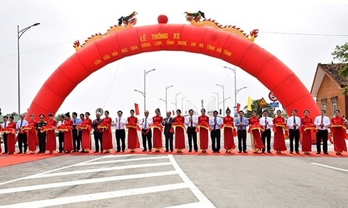 Thủ tướng Nguyễn Xuân Phúc cùng lãnh đạo Bộ Giao thông Vận tải, lãnh đạo 2 tỉnh Nghệ An - Hà Tĩnh cắt băng thông xe cầu Cửa Hội