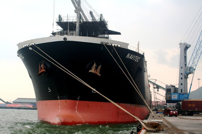 Tàu chở hàng trọng tải lớn cập cảng Sơn Dương