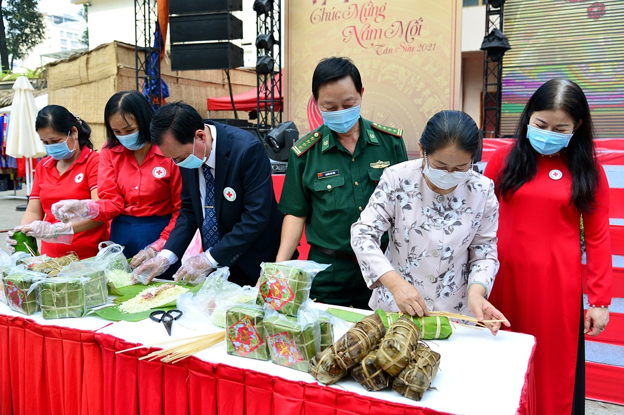 Former Deputy Secretary of HCMC Party Committee, Ms. Vo Thi Dung and leaders of the health sector participate in the spring festival at Tao Dan park with a happy spring spirit to welcome the New Year, while still being cautious of disease prevention