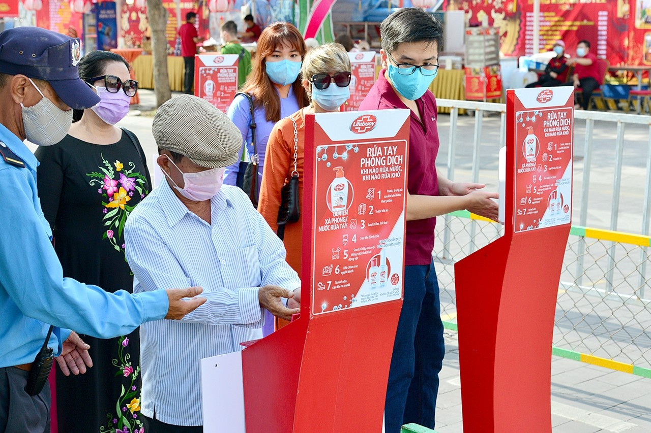 During seven days welcoming visitors at Nguyen Hue flower street, Saigontourist Group coordinated well with related units to arrange 10 lanes for distancing and 8 automatic sterilizers on both sides of the main gate, 40 hand sanitizer points along the flower street