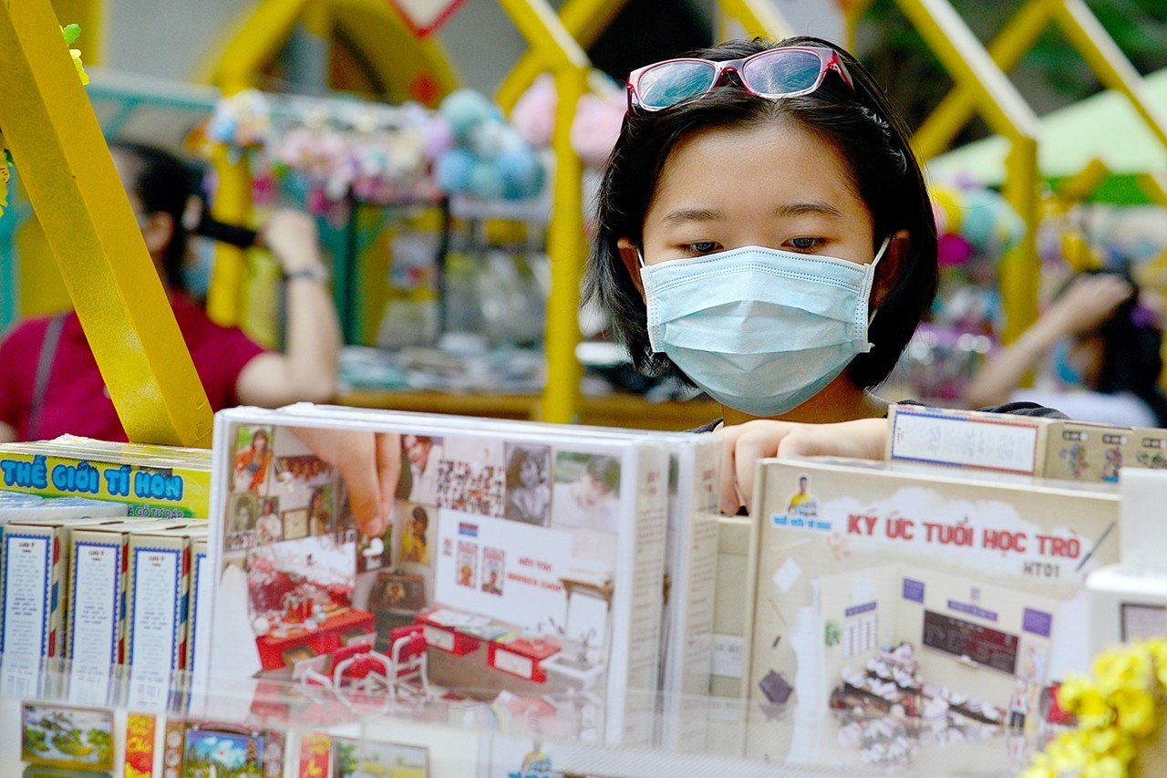 Tourists are wearing masks during their visit to the flower street and book street