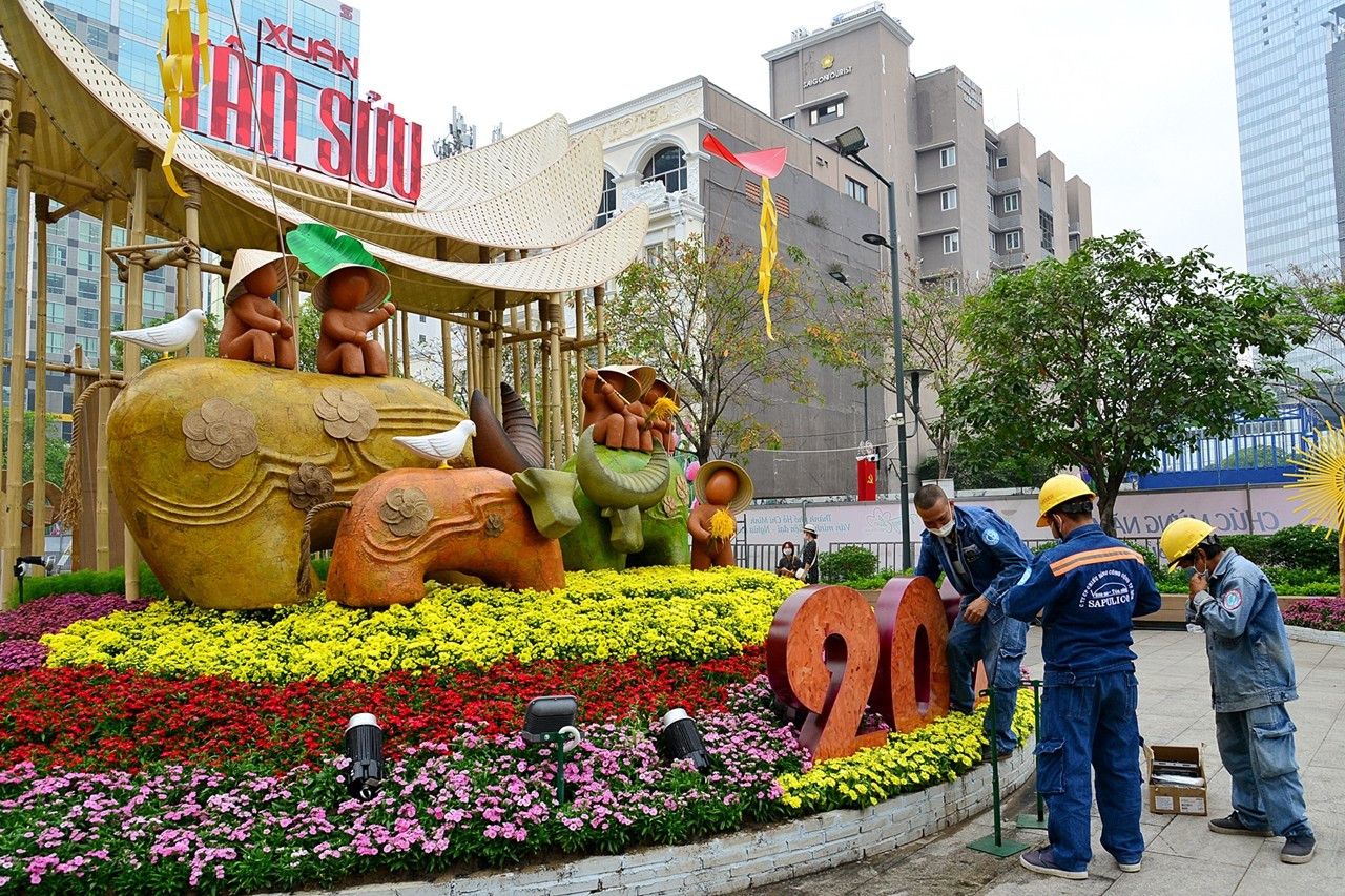  In order to have a beautiful flower path of colorful spring, each flower pot is meticulously trimmed by workers